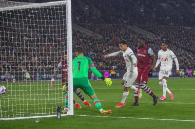 Tottenham Hotspur 'dan Brennan Johnson Premier Lig karşılaşmasında 1-0 öne geçti. West Ham United Tottenham Hotspur' a karşı Londra Stadyumu, Londra, İngiltere, 2 Nisan 202