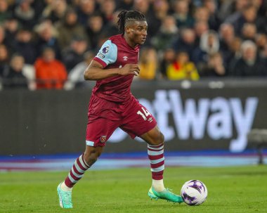 West Ham United takımından Muhammed Kudus, Premier League maçında topu Londra 'daki Tottenham Hotspur' a karşı 2 Nisan 202 'de fırlattı.