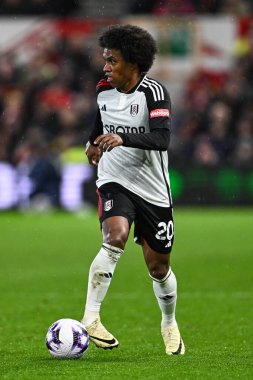 Fulham 'lı Willian Premier Lig maçı sırasında Nottingham Forest Fulham' a karşı City Ground, Nottingham, İngiltere 'de 2 Nisan 202' de topa vurdu.