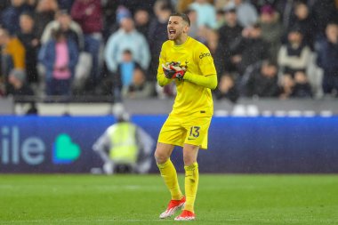 Tottenham Hotspur 'dan Guglielmo Vicario, Premier Lig maçında takımına talimat verdi. West Ham United, Tottenham Hotspur' a karşı Londra Stadyumu, Londra, İngiltere, 2 Nisan 202
