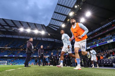 Manchester City 'den Joko Gvardiol, Premier Lig maçı öncesinde Etihad Stadyumu' nda Manchester City ile Aston Villa maçında 3 Nisan 2024 'te maç öncesi ısınma için sahaya çıkıyor.