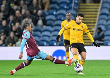 Wolverhampton Wanderers 'dan Joo Gomes ve Burnley' den Wilson Odobert Premier Lig maçında Burnley, Wolverhampton Wanderers 'a karşı 2 Nisan 2024' de Turf Moor, Burnley, Birleşik Krallık 'ta mücadele etti.