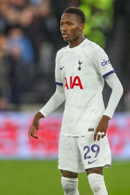 Tottenham Hotspur 'dan Pape Matar Sarr Premier Lig karşılaşmasında West Ham United Tottenham Hotspur' a karşı Londra Stadyumu, Londra, İngiltere, 2 Nisan 202
