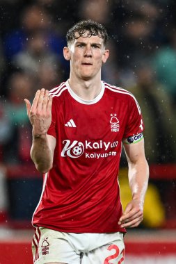Nottingham Ormanı 'ndan Ryan Yates Premier Lig maçında takımına talimat veriyor Nottingham Forest, Fulham' a karşı City Ground, Nottingham, 2 Nisan 202