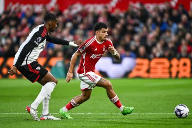 Nottingham Ormanı 'ndan Morgan Gibbs-White Premier Lig maçı sırasında Nottingham Forest' a karşı Fulham City Ground, Nottingham, İngiltere 'de 2 Nisan 202' de topa vurdu.