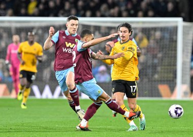 Wolverhampton Wanderers 'dan Hugo Bueno, Burnley' li Vitinho 'ya karşı Premier Lig maçı sırasında, Burnley Wolverhampton Wanderers' a karşı 2 Nisan 202 'de Turf Moor, Burnley, Birleşik Krallık' ta forma giydi.
