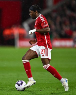 Nottingham Ormanı 'ndan Anthony Elanga Premier Lig maçında Nottingham Forest' a karşı Fulham City Ground, Nottingham, İngiltere 'de 2 Nisan 202' de topa vurdu.