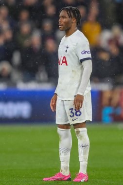 Tottenham Hotspur 'dan Destiny Udogie Premier League maçı sırasında West Ham United Tottenham Hotspur' a karşı Londra Stadyumu, Londra, 2 Nisan 202
