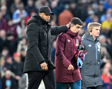 Burnley 'nin Vincent Kompany teknik direktörü, Premier Lig maçı sırasında Burnley, Wolverhampton Wanderers' a karşı Turf Moor, Burnley, Birleşik Krallık 'ta 2 Nisan 202