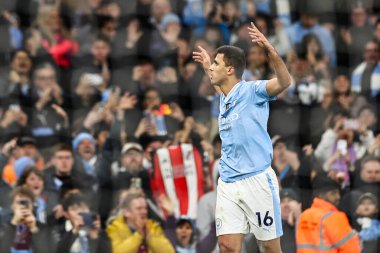 Manchester City 'den Rodri, Premier League maçında Manchester City ile Aston Villa maçında 3 Nisan 202' de Etihad Stadyumu 'nda 1-0 kazanma golünü kutluyor.