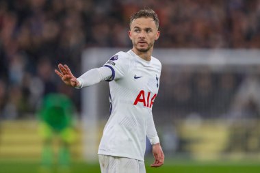 Tottenham Hotspur 'dan James Maddison, Premier League maçında takımına talimat verdi. West Ham United, Tottenham Hotspur' a karşı, Londra Stadyumu, İngiltere, 2 Nisan 202