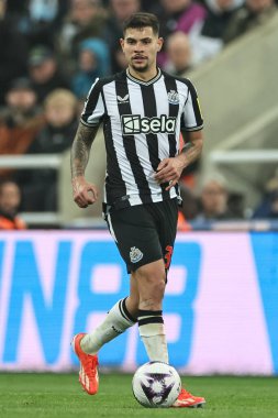 Newcastle United 'dan Bruno Guimares Premier League maçı sırasında topla birlikte Newcastle United Everton' a karşı St. James 's Park, Newcastle, 2 Nisan 2024