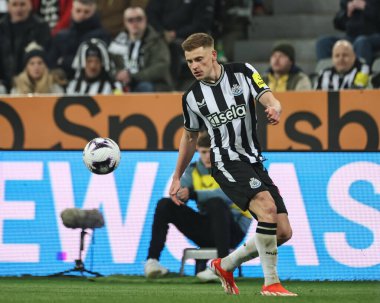 Newcastle United 'dan Harvey Barnes Premier Lig maçı sırasında topla birlikte Newcastle United Everton' a karşı St. James 's Park, Newcastle, 2 Nisan 202