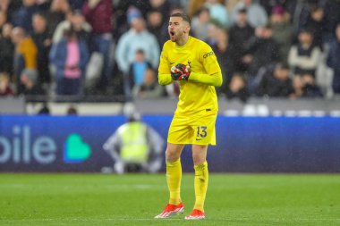 Tottenham Hotspur 'dan Guglielmo Vicario, Premier Lig maçında takımına talimat verdi. West Ham United, Tottenham Hotspur' a karşı Londra Stadyumu, Londra, İngiltere, 2 Nisan 202