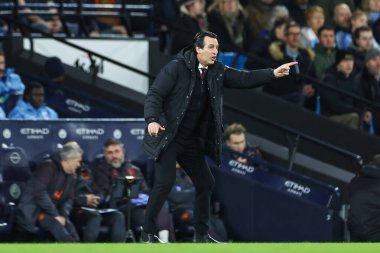 Aston Villa 'nın Unai Emery Menajeri, Premier Lig maçında takım talimatlarını veriyor. Manchester City, Etihad Stadyumu' nda Aston Villa 'ya karşı, 3 Nisan 202