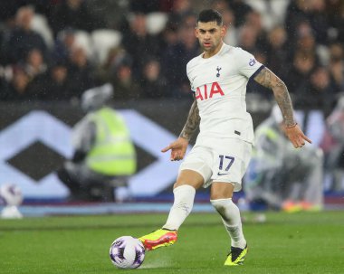 Tottenham Hotspur takımından Cristian Romero Premier Lig maçında pas veriyor West Ham United Tottenham Hotspur 'a karşı Londra Stadyumu, İngiltere, 2 Nisan 202