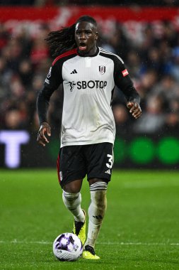 Fulham 'dan Calvin Bassey Premier Lig maçında takımına talimat veriyor Nottingham Forest, Fulham' a karşı City Ground, Nottingham, Birleşik Krallık, 2 Nisan 202