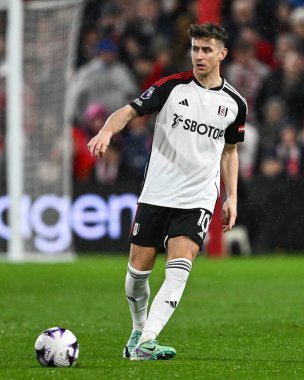 Fulham 'dan Tom Cairney Premier Lig maçı sırasında Nottingham Forest Fulham' a karşı City Ground, Nottingham, İngiltere 'de 2 Nisan 202' de pas attı.