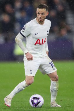 Tottenham Hotspur takımından James Maddison Premier League maçında West Ham United Tottenham Hotspur 'a karşı Londra Stadyumu, Londra, 2 Nisan 202
