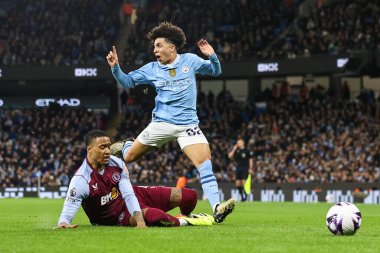 Aston Villa takımından Ezri Konsa, Manchester City - Aston Villa maçında Manchester City maçı sırasında Manchester City 'nin 3 Nisan 202' de Etihad Stadyumu 'nda Rico Lewis ile faul yaptı.