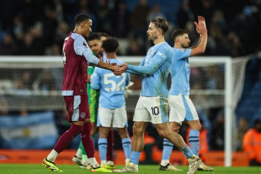 Aston Villa 'dan Ezri Konsa ve Manchester City' den Jack Grealish Premier Lig maçı sonrasında Etihad Stadyumu 'nda Manchester City ile Aston Villa karşılaşması, 3 Nisan 202