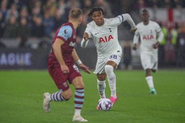 Tottenham Hotspur takımından Destiny Udogie, Premier League maçında topu Londra 'daki Tottenham Hotspur' a karşı 2 Nisan 202 'de attı.