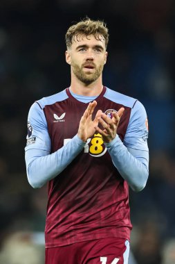 Aston Villa 'dan Calum Chambers, Premier League maçının sonunda Manchester City ile Aston Villa' yı Etihad Stadyumu 'nda, 3 Nisan 202' de alkışlıyor.
