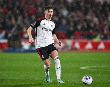 Fulham 'dan Tom Cairney Premier Lig maçında Nottingham Forest' a karşı Fulham City Ground, Nottingham, İngiltere 'de 2 Nisan 202' de topa vuruyor.