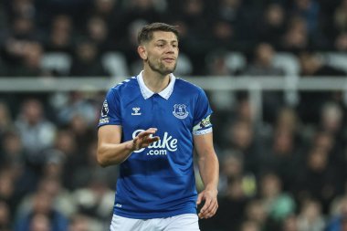 Everton 'dan James Tarkowski, Premier League maçı Newcastle United' a karşı Everton maçında 2 Nisan 202 'de St. James' s Park, Newcastle 'da tepki gösterdi.