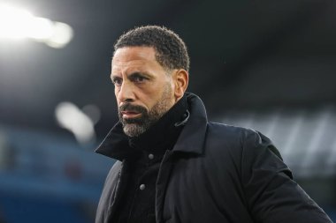 Rio Ferdinand 'ın eski oyuncusu ve şimdi de Premier League maçı sırasında TV Pundit Manchester City ile Aston Villa arasında Etihad Stadyumu, Manchester, İngiltere, 3 Nisan 202