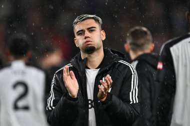 Fulham 'dan Andreas Pereira, Premier League maçının sonunda Nottingham Forest' a karşı Fulham City Ground, Nottingham, İngiltere, 2 Nisan 202 'de taraftarları alkışlıyor.