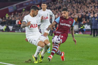 West Ham United takımından Emerson Palmieri, Premier League maçında Tottenham Hotspur 'a karşı 2 Nisan 202' de Londra 'daki Londra Stadyumu' nda oynanan karşılaşmada Tottenham Hotspur 'dan Cristian Romero' ya meydan okudu.
