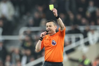 Hakem Tony Harrington, Everton 'dan Dwight McNeil' a Premier Lig maçı sırasında Newcastle United 'a karşı Everton St.James' s Park, Newcastle, İngiltere, 2 Nisan 202 'de sarı kart verdi.