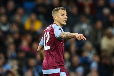 Aston Villa 'dan Lucas Digne, Premier Lig maçında takım talimatlarını veriyor Manchester City, Etihad Stadyumu' nda Aston Villa 'ya karşı, 3 Nisan 202