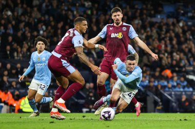 Manchester City 'den Phil Foden, Premier League maçı sırasında Etihad Stadyumu' nda Manchester City ile Aston Villa maçında, 3 Nisan 202 'de kutunun içindeki bir saldırı sırasında kayıp düştü.