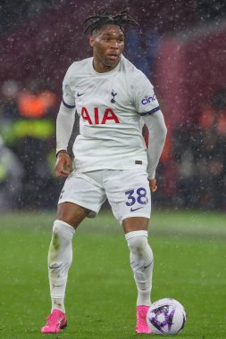 Tottenham Hotspur 'dan Destiny Udogie Premier League maçı sırasında West Ham United Tottenham Hotspur' a karşı Londra Stadyumu, Londra, 2 Nisan 202