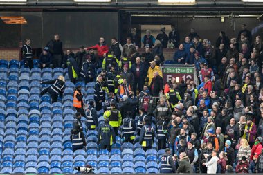 Steward taraftarları Premier Lig maçında Burnley, Wolverhampton Wanderers 'a karşı Turf Moor, Burnley, Birleşik Krallık' ta 2 Nisan 202 'de karşı karşıya geldiler.