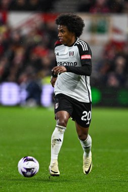 Fulham 'lı Willian Premier Lig maçı sırasında Nottingham Forest Fulham' a karşı City Ground, Nottingham, İngiltere 'de 2 Nisan 202' de topa vurdu.