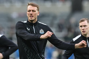 Newcastle United 'tan Dan Burn Premier League maçı sırasında İngiltere' nin Newcastle şehrinde oynanan St.James 's Park' ta oynanan Newcastle United maçında ısınma turunda