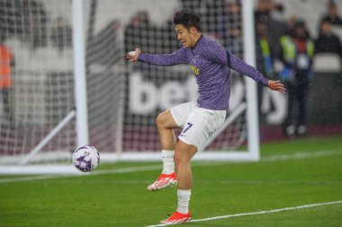Tottenham Hotspur 'dan Son Heung-Min Premier Lig maçında maç öncesi ısınma oturumunda West Ham United Tottenham Hotspur' a karşı Londra Stadyumu, Londra, 2 Nisan 202