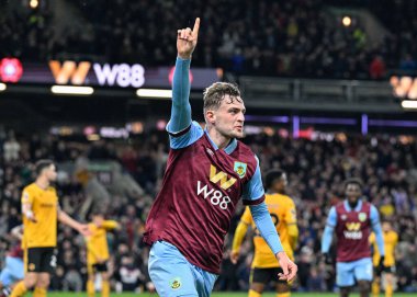 Burnley 'den Jacob Bruun Larsen, Premier Lig maçında Burnley ile Wolverhampton Wanderers arasında oynanan 2 Nisan 202' de Burnley 'e karşı 1-0' lık Burnley maçına katılma golünü kutluyor.