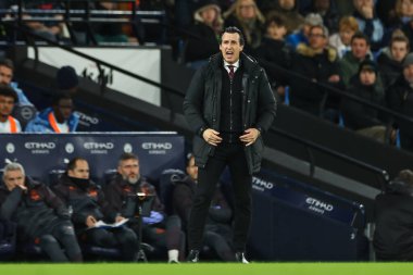 Aston Villa 'nın Unai Emery Menajeri, Premier Lig maçında takım talimatlarını veriyor. Manchester City, Etihad Stadyumu' nda Aston Villa 'ya karşı, 3 Nisan 202