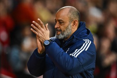 Nottingham Ormanı 'nın Nuno Esprito Santo Müdürü Premier Lig maçında Nottingham Forest, Fulham' a karşı City Ground, Nottingham, İngiltere 'de 2 Nisan 2024' de oynanan karşılaşmada taraftarları alkışlıyor.