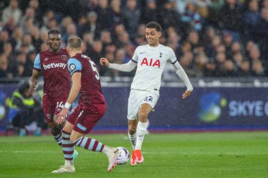 Tottenham Hotspur 'dan Brennan Johnson Premier Lig maçında pas veriyor West Ham United, Tottenham Hotspur' a karşı Londra Stadyumu, Londra, 2 Nisan 202