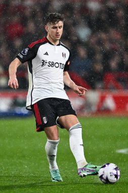 Fulham 'dan Tom Cairney Premier Lig maçında Nottingham Forest' a karşı Fulham City Ground, Nottingham, İngiltere 'de 2 Nisan 202' de topa vuruyor.