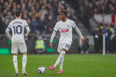 Tottenham Hotspur 'dan Destiny Udogie Premier League maçında pas veriyor West Ham United Tottenham Hotspur' a karşı Londra Stadyumu, İngiltere, 2 Nisan 202