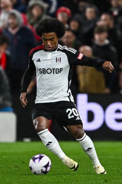 Fulham 'lı Willian Premier Lig maçı sırasında Nottingham Forest Fulham' a karşı City Ground, Nottingham, İngiltere 'de 2 Nisan 202' de topa vurdu.