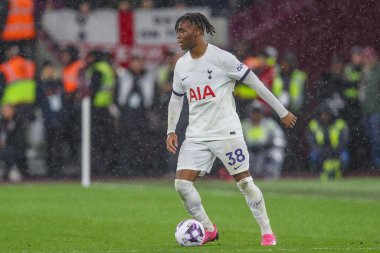 Tottenham Hotspur 'dan Destiny Udogie Premier League maçında topu tutuyor West Ham United Tottenham Hotspur' a karşı Londra Stadyumu, İngiltere, 2 Nisan 202