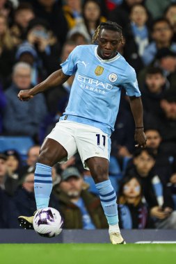 Manchester City 'den Jrmy Doku Premier League maçında topu kontrol ediyor Manchester City - Aston Villa maçında Etihad Stadyumu, Manchester, Birleşik Krallık, 3 Nisan 2024