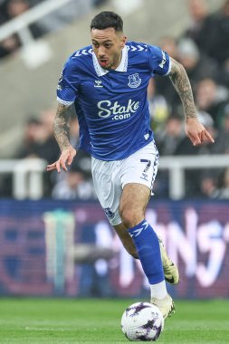 Everton 'dan Dwight McNeil Premier Lig maçı sırasında topla birlikte Newcastle United Everton' a karşı St. James 's Park, Newcastle, 2 Nisan 202